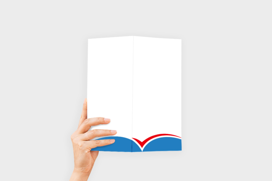 Individuell gestaltete Getränkekarte oder Speisekarte, aufgeklappt und von einer Hand gehalten – Speisekarte drucken lassen